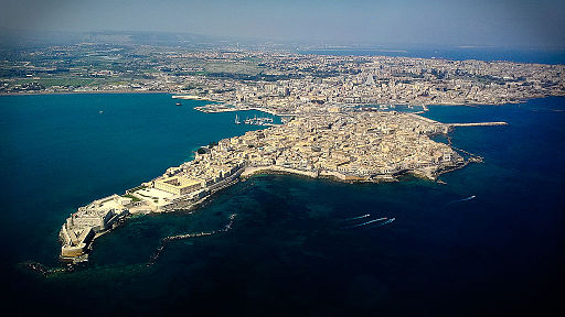 Luftbild der Insel Ortygia (vorne) und von Syrakus (hinten). Ortigia dall'alto