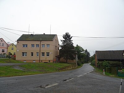 Rue principale et mairie.