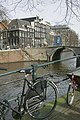 Overzicht op het water met stenen brug - Amsterdam - 20398248 - RCE.jpg