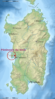 Carte du relief de la Sardaigne, les villes sont indiquées avec un rond rouge signalant le Sinis.