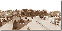 Panoramic view of the reurbanized Alfandega Square, in 1929. Panorama geral da Praca da Alfandega.jpg