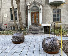 Station 7, Lieu de rassemblement - Vue en situation des deux sphères de bronze de Kyra Revenko (à gauche) et MC Snow (à droite)