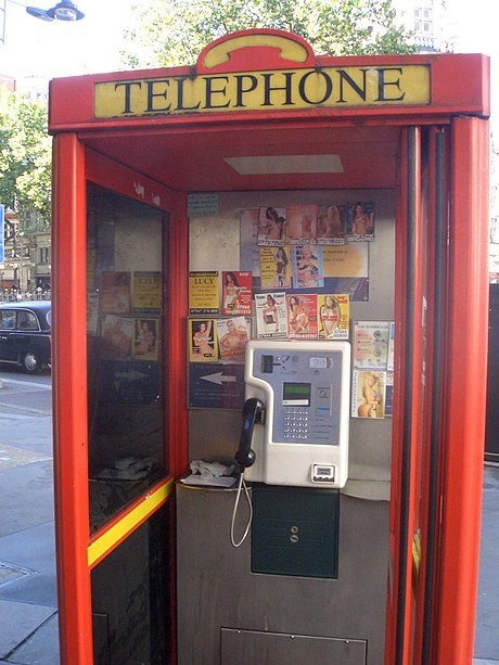 In Engeland en de Verenigde Staten adverteren callgirls met zogenaamde Tart cards in telefooncellen