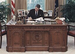 Photograph of President Reagan working at his desk in the Oval Office - NARA - 198593 (cropped).jpg