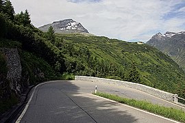 Picswiss GR-85-10 San Bernardino-Pass- spitze Kehre der Passstrasse.jpg