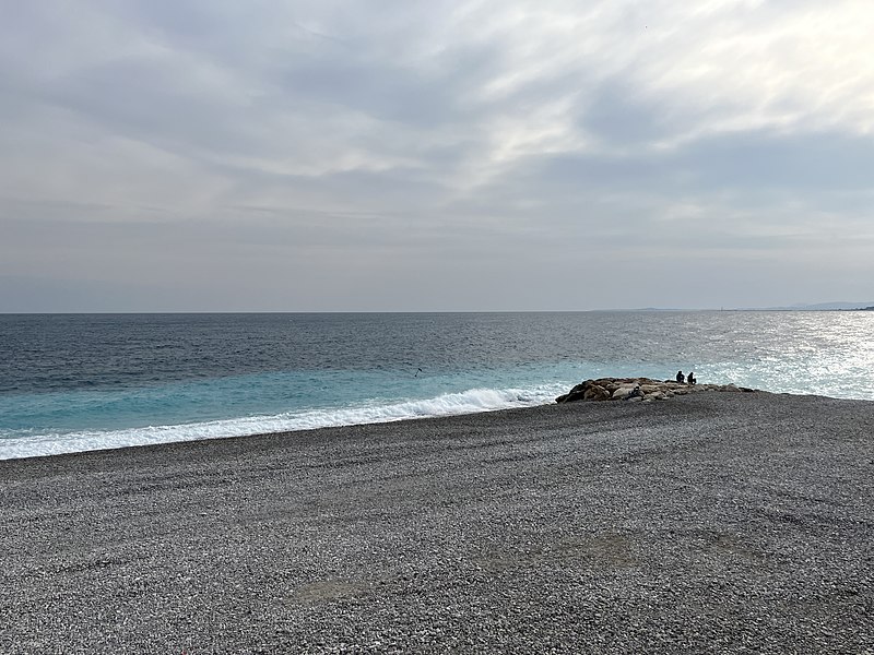 File:Plage à Nice (promenade des anglais) en mars 2022.JPG