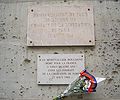 Duas placas na frente da Escola de Minas no numéro 60 em memória do Bombardeio de Paris em 1918 e da Libertação de Paris em 1944.