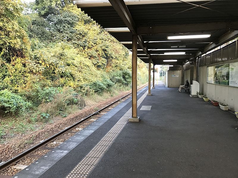 File:Platform of Kurumedaigaku-mae Station 2.jpg