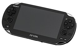 Oddiy oq fonda PlayStation Vita konsolining surati. Konsolda katta ekran, ikkala tomonda turli xil tugmalar va ikkita analog tayoqchalar mavjud.