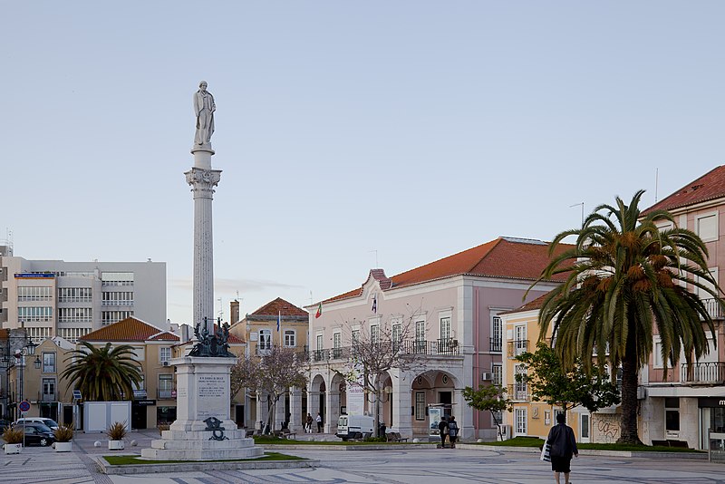 File:Plaza del ayuntamiento, Setúbal, Portugal, 2012-05-11, DD 04.JPG