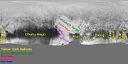 新视野号的冥王星地表图，附带一些地表特征的（非正式）名称[138]