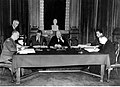Podpisanie układu polsko-radzieckiego o nawiązaniu stosunków dyplomatycznych w Londynie (21-16-2).jpg