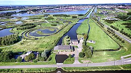 Drone luchtopname van de locatie van het poldermuseum gebouw