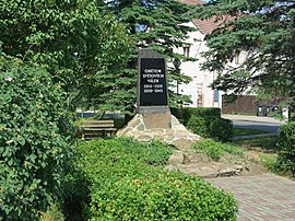 Pomník obětem válek v Újezdečku (Q78793023).jpg
