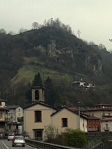 Lo sperone roccioso che sovrasta il paese di Ponte Nossa, in cui si verificò il primo insediamento