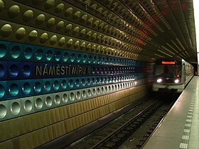 Une rame rentrant dans la station.