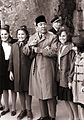 Predsednik Sukarno s pionirkami pred vhodom v Postojnsko jamo 1960.jpg