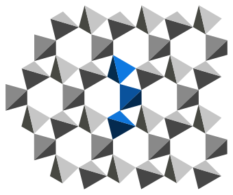 Kwarc α, połączenie spiralnych łańcuchów, widok wzdłuż osi c (oś 3-krotna)