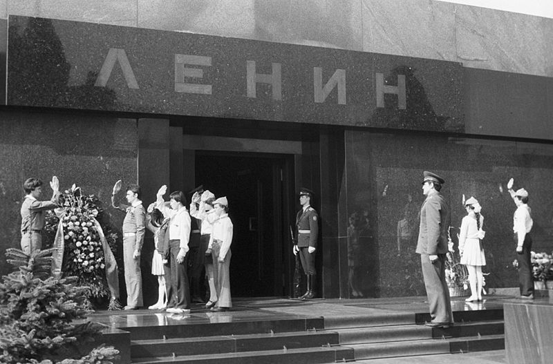 File:RIAN archive 846732 Young Pioneers laying wreath at the Lenin Mausoleum.jpg