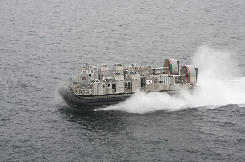 File:ROKS LSF 632 launched from the ROKS Dokdo (LPH 6111).jpg