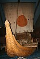 A expedición de Thor Heyerdahl na Kon-tiki foi un intento imaxinativo de arqueoloxía ou antropoloxía experimental que pretendía comprobar a posibilidade de viaxes entre América do Sur e o Pacífico, baseándose na capacidade de navegación de balsas similares aos «cabaliños de totora» do lago Titicaca. No entanto, a interpretación máis usual das evidencias arqueolóxicas e antropolóxicas mantén que o asentamento orixinal da poboación de América realizouse vía terrestre, e de norte a sur, mentres que a de Oceanía realizouse de oeste a leste.