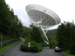 radioteleskopo Effelsberga kun 100 m diametro