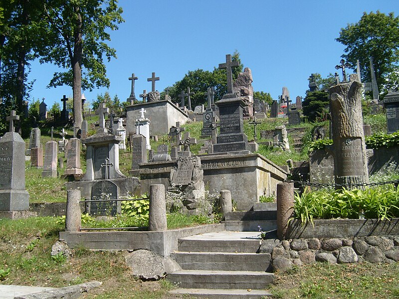 File:Rasos Cemetery05.JPG