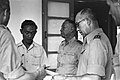 Hilman Djajadiningrat (tweede van links) en generaal-majoor E. Engles (rechts), commandant C-Divisie, bezoeken Bantam, Java, 21 december 1948
