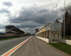 Les stands et la tribune principale du circuit de Reims-Gueux.