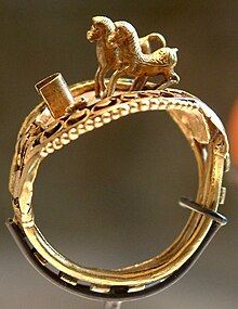 Ring with horses-N 728-Egypte louvre 127.jpg