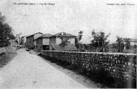 Saint-Lattier, vue du village, 1906, p210 de L'Isère les 533 communes - Poreaud imp phot Valence.jpg