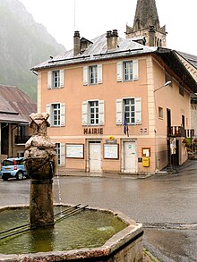 Mairie de Saint-Paul-sur-Ubaye et sa fontaine.