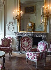 Salon de compagnie du Petit Trianon, Versailles. La cheminée est ornée de bras de lumières livrés par Thomire pour le salon de jeux de Saint-Cloud en 1787.