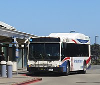 SamTrans 702, Gillig BRT Hybrid na autobusu linky 130 na stanici South San Francisco, červen 2018 (oříznuto) .JPG