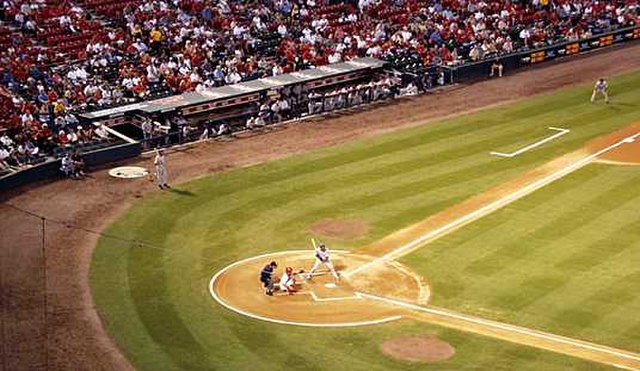 Sammy Sosa at bat during a September 2000 away game against the season's eventual National League Central Division champions St. Louis Cardinals at Bu