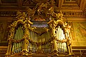 Orgel der Kirche oberhalb des Eingangs