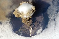 Erupce sopky Saryčev na ostrově Matua v Kurilských ostrovech. Fotografováno 12. června 2009 z Mezinárodní vesmírné stanice