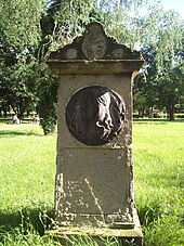 Grabmal Friedrich Schneiders auf dem historischen Friedhof in Dessau. 2017 wurde das Medaillon mit dem Bildnis des Komponisten durch Unbekannte gestohlen und ist seither verschollen. (Quelle: Wikimedia)