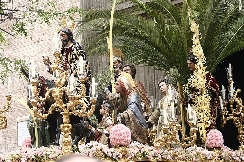 File:SemanaSantaSevillaLaBorriquita2.jpg