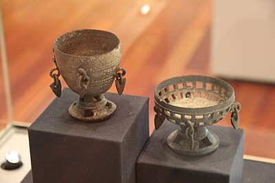 Shilla and Gaya kingdom's ceramics had its unique long coasters for tea ceremonial purposes, named Goopdari-jan