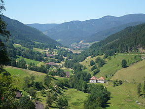 Obersimonswald (um 450 m), mit Obereck (1178 m, rechts) und Zweribachwerk (vorn rechts)