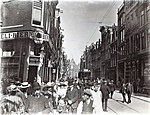 De Sint Antoniesbreestraat op de hoek met de Nieuwe Hoogstraat in 1919.