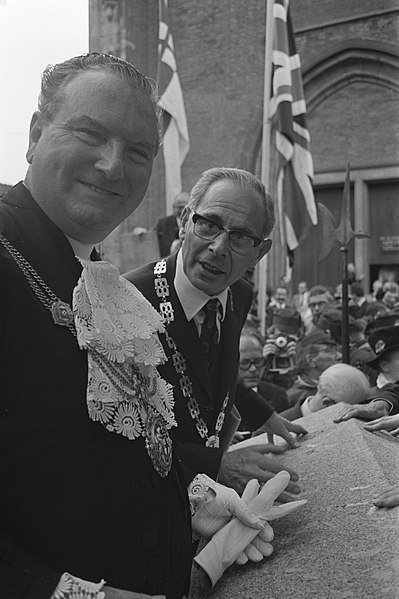 File:Sir James Miller (waarnemend burgemeester Londen) en burgemeester Troostwijk van, Bestanddeelnr 924-8404.jpg