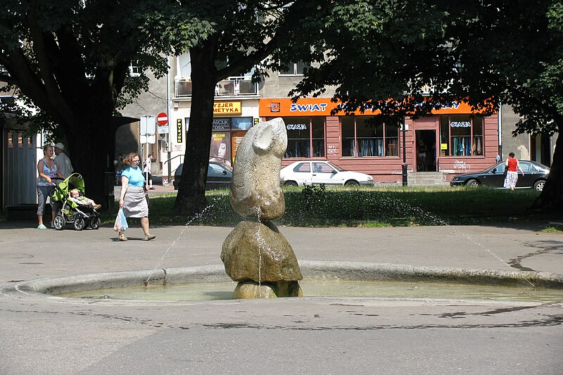 File:Skwer i fontanna przy ulicy Szerokiej w Gdańsku.JPG