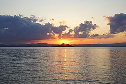 Sonnenuntergang am Lago di Bolsena genau hinter Isola Martana