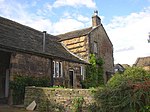 Kirklees Priory Gatehouse-dan shimoli-g'arbiy tomonga ikki qavatli ombor