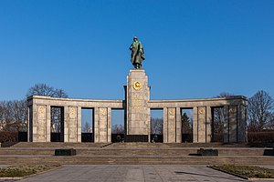 Tiergarten Sowjetisches Ehrenmal: Sowjetische Ehrenmale in Berlin, Standort und Einweihung des Bauwerks, Geschichte