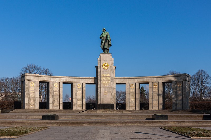 File:Sowjetisches Ehrenmal (Berlin-Tiergarten), 150214, ako.jpg