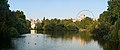 Η λίμνη του Σαιντ Τζέιμς Παρκ, όπως φαίνεται στα ανατολικά από τη γέφυρα. Διακρίνονται ο πύργος της Σελ (Shell Tower) και το Μάτι του Λονδίνου (London Eye), πίσω από το κυρίως κτήριο του Φόρειν Όφις (Foreign and Commonwealth Office).