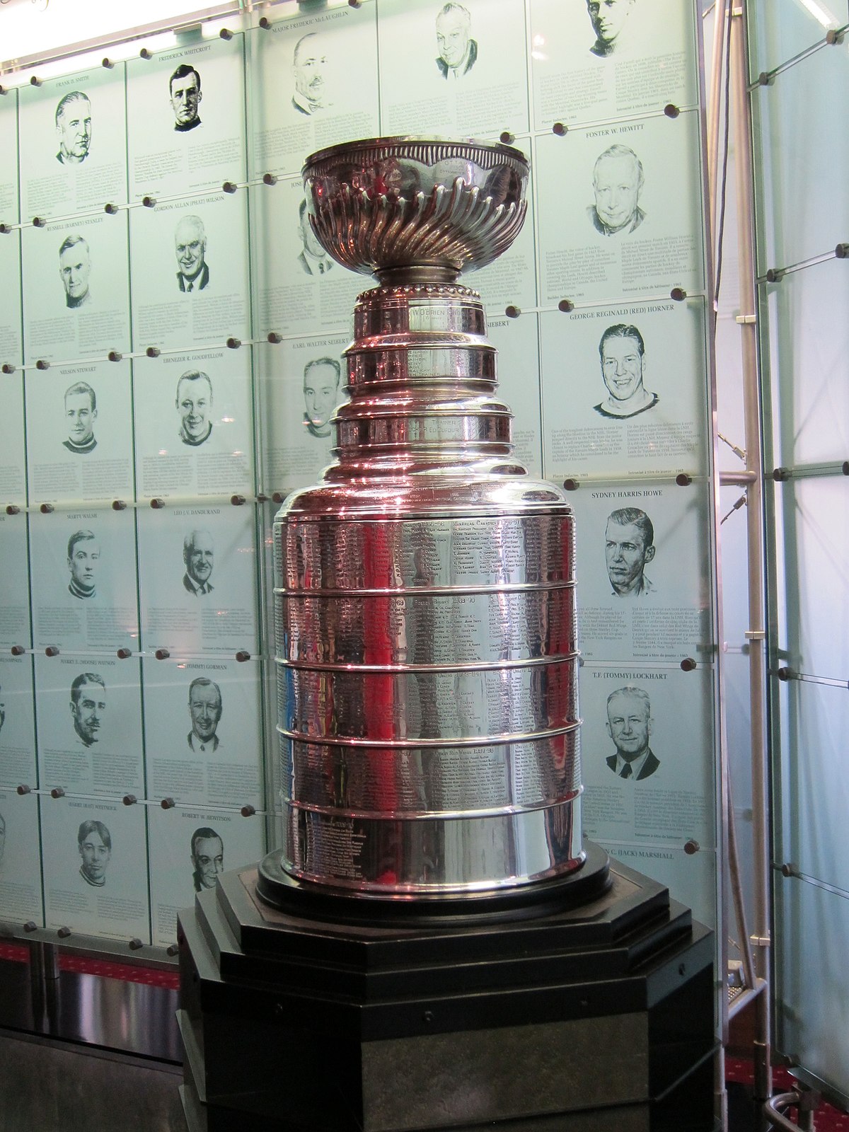 https://upload.wikimedia.org/wikipedia/commons/thumb/b/b4/Stanley_cup_%285432054408%29.jpg/1200px-Stanley_cup_%285432054408%29.jpg